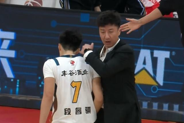 乐鱼体育官方入口-幸亏没去广东！19岁菜鸟打成四川小外援，场均得分高于徐杰胡明轩